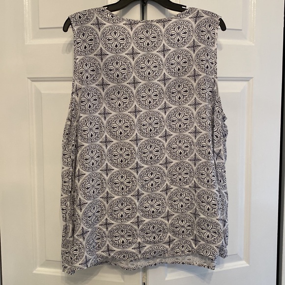 Crown & Ivy 1X Navy and White Sleeveless top - Picture 4 of 4